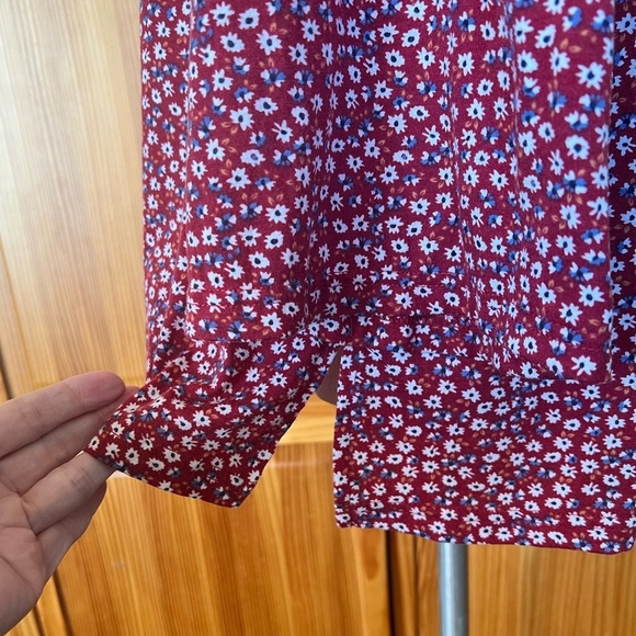 Weekend Susan Betro Large Floral Ditzy Print Bell Sleeve Vneck Shirt Feminine - Picture 8 of 11